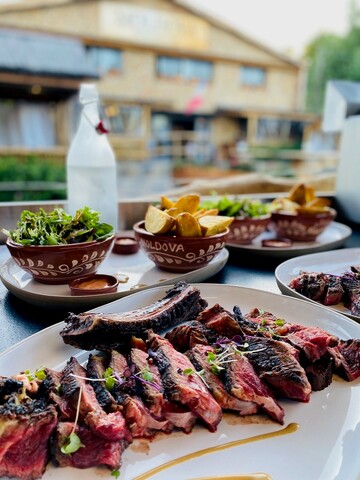 La terrasse et ses petits cabanons